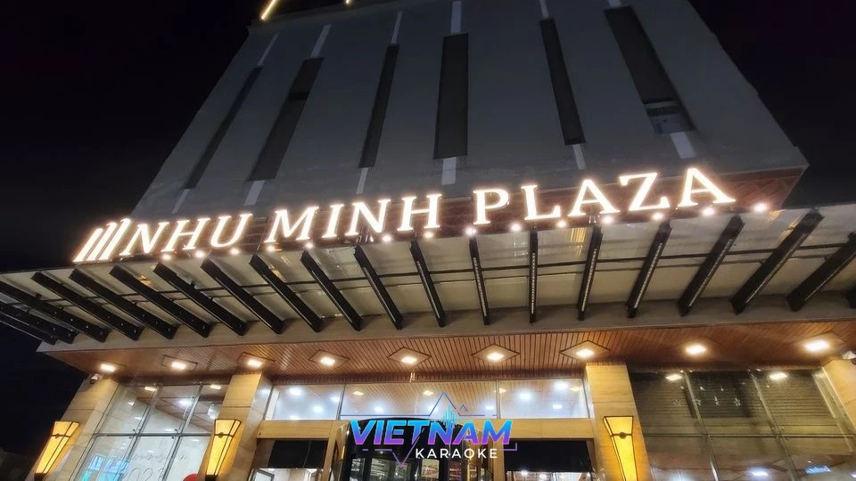 호텔 야간 정문과 간판