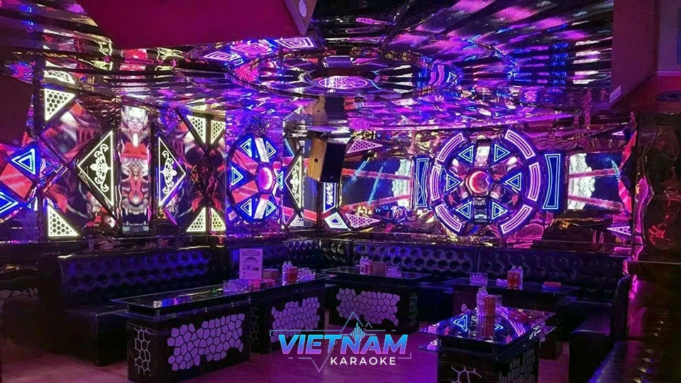 보라색 조명의 가라오케 내부