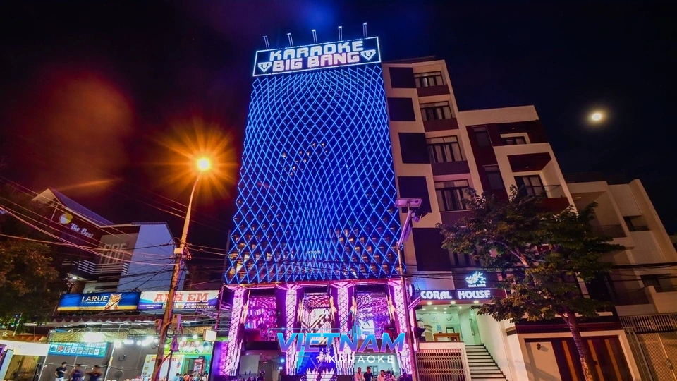 파란 조명이 빛나는 빅뱅 가라오케 야경