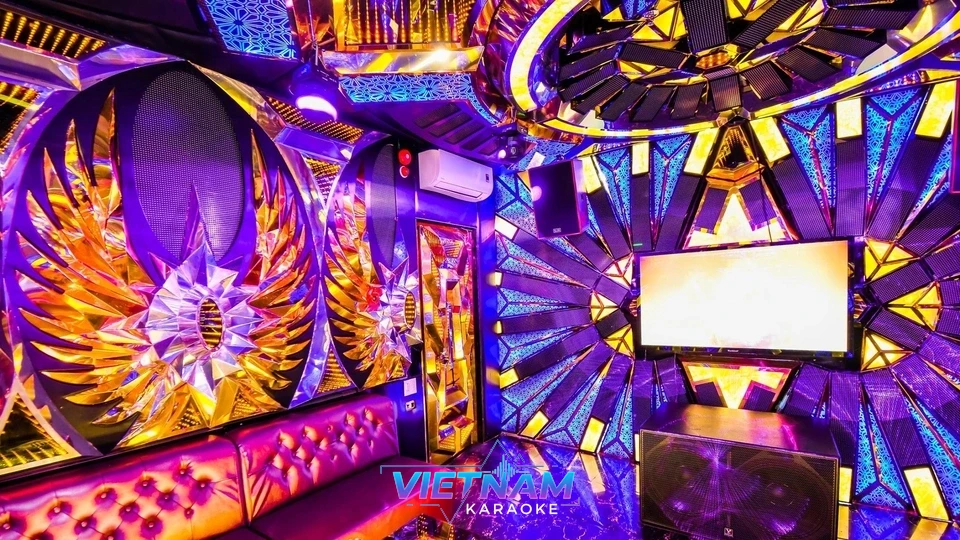 금빛 날개 장식이 있는 가라오케 룸