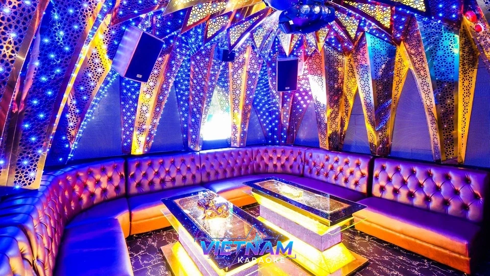 파란 별빛 조명이 가득한 룸