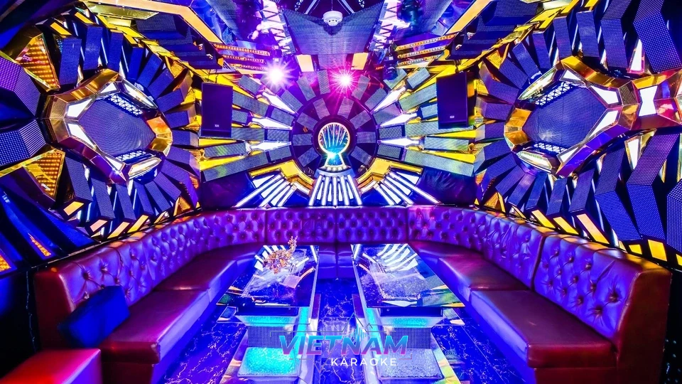 보라색 소파와 파란 조명 룸