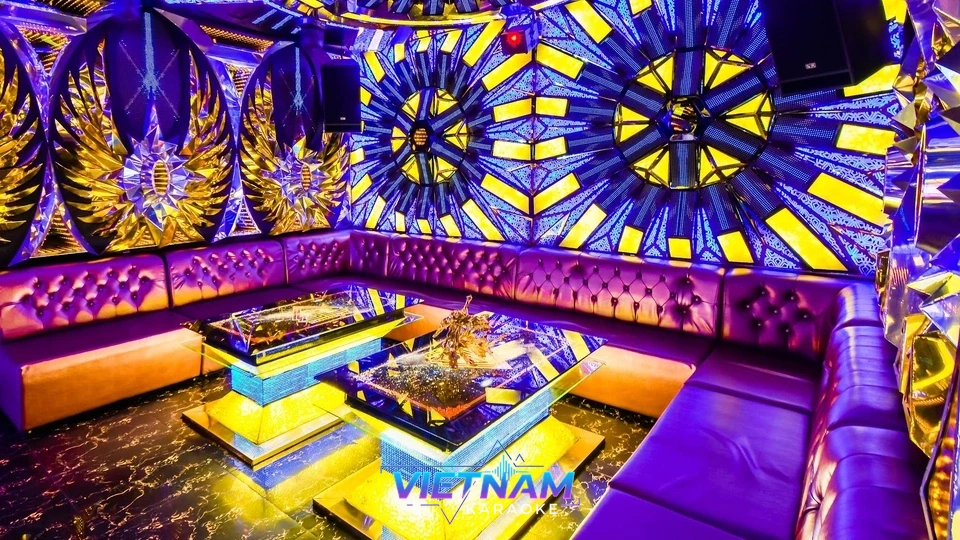 노란 조명과 보라색 소파 룸