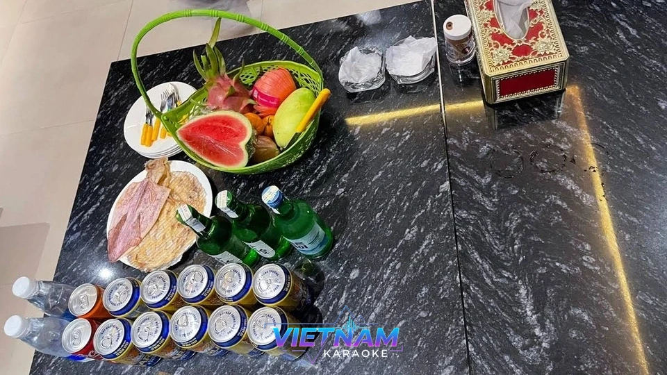 과일 안주와 맥주가 있는 테이블