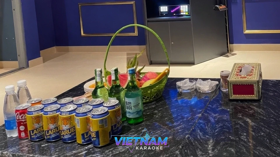 음료와 과일 바구니가 놓인 테이블