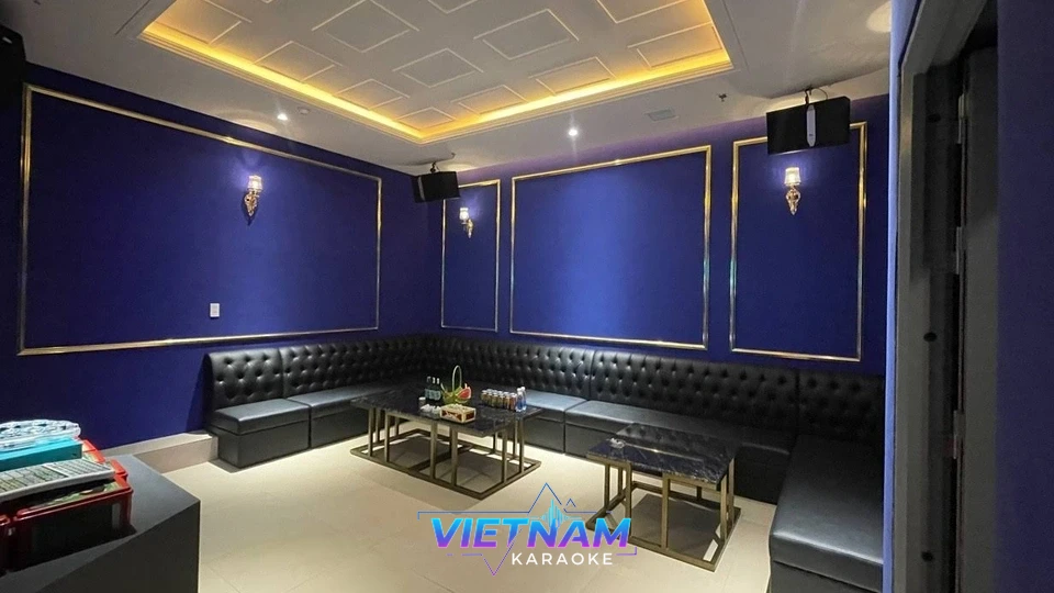 파란 벽과 고급 소파가 있는 룸