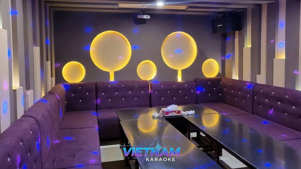 화려한 조명의 가라오케 내부