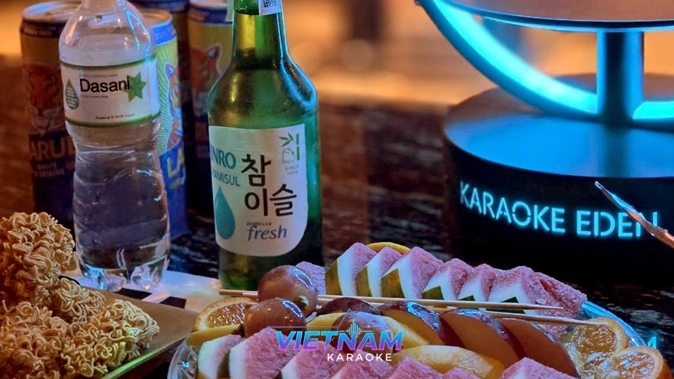 참이슬 소주와 과일 안주 세팅