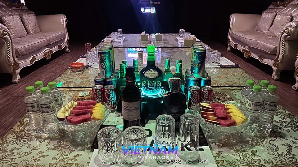 양주와 맥주가 가득한 테이블