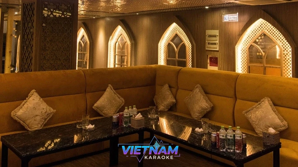 아치형 거울 장식의 룸 내부