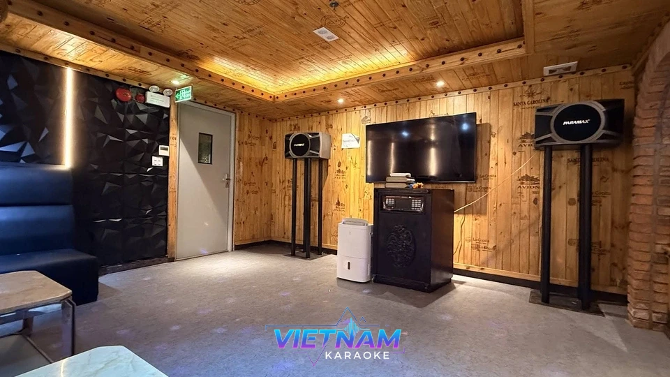 우드 스타일의 아늑한 룸 내부