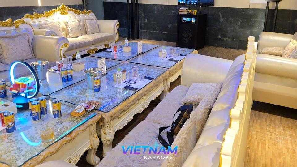 고급스러운 대리석 테이블과 좌석