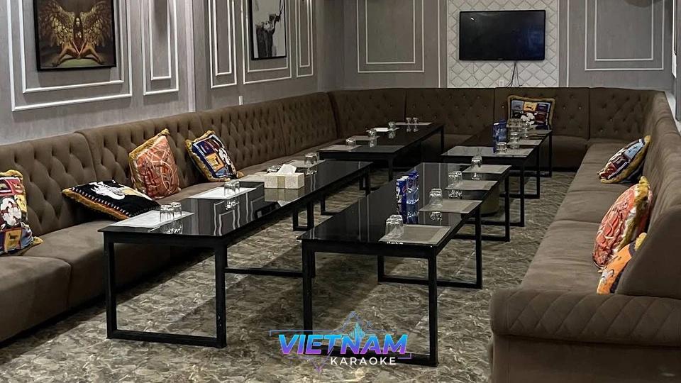 넓은 갈색 소파 가라오케 룸 내부