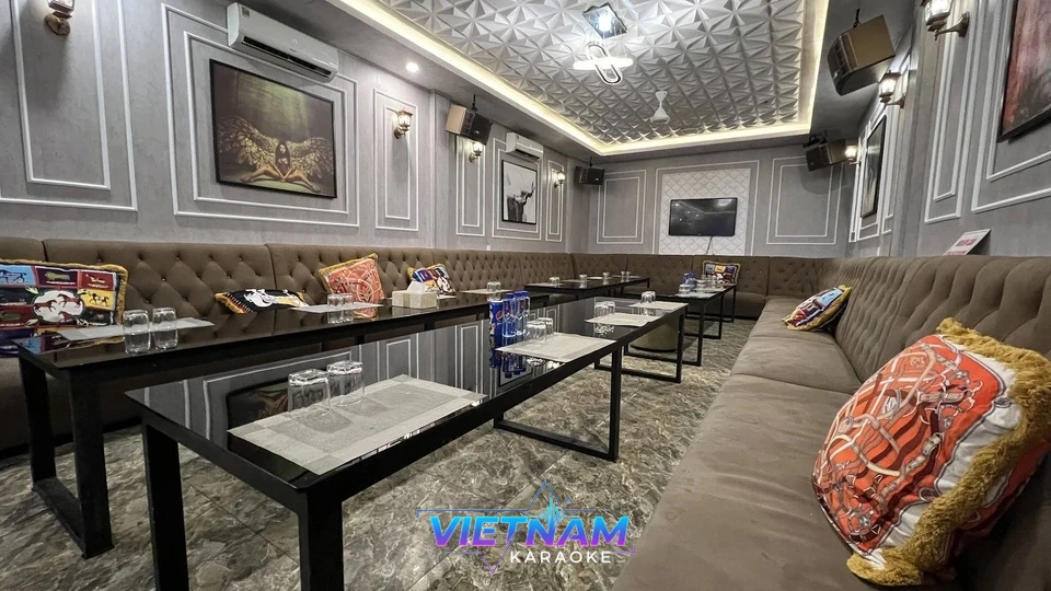 긴 소파가 배치된 가라오케 룸