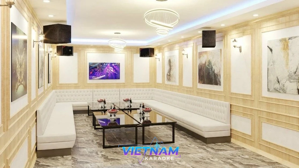 화이트 소파와 우드 인테리어