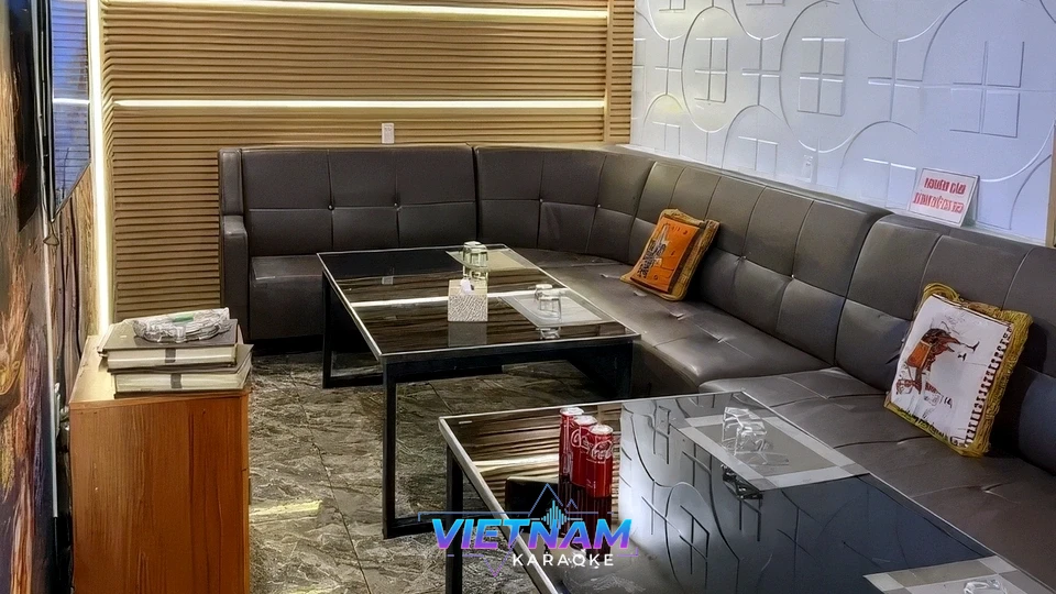 검정 소파가 있는 아늑한 룸