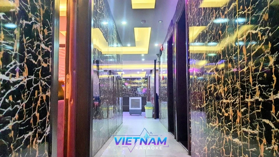 화려한 대리석 벽면의 복도