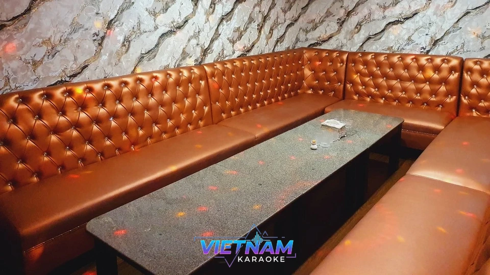 가라오케 내부의 긴 소파 좌석