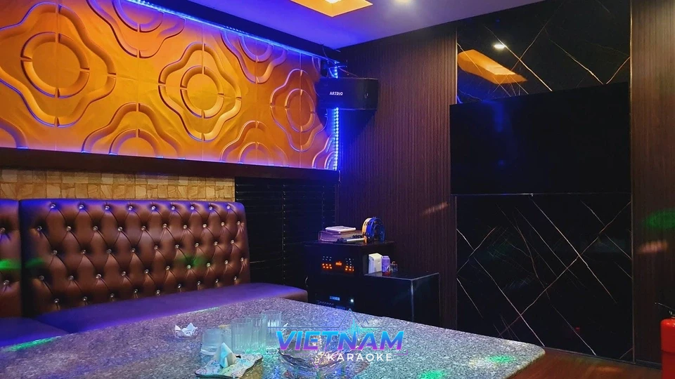 주황색 벽면 인테리어 가라오케