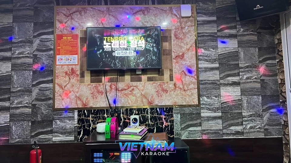 가라오케 반주기와 모니터 화면