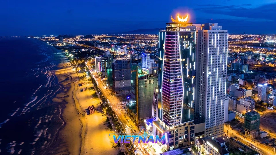 해변 앞 고층 호텔과 도시 야경