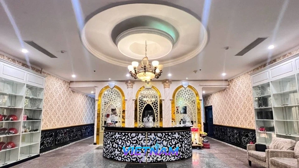 화려한 샹들리에가 있는 로비