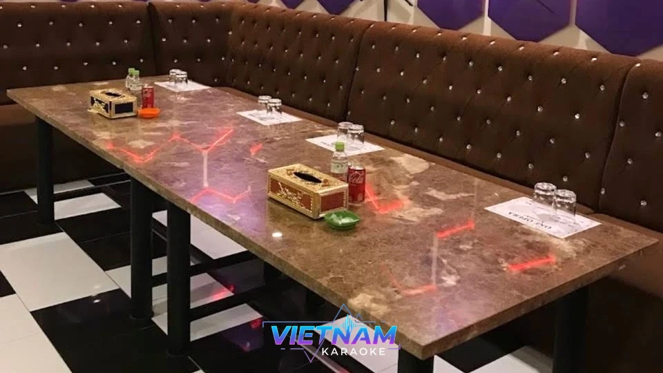 긴 테이블과 소파가 있는 가라오케