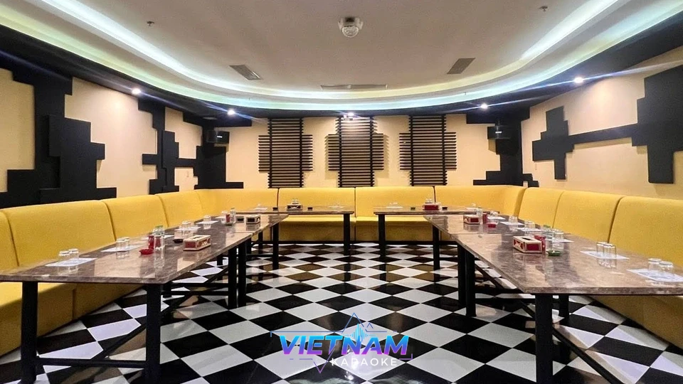 노란 소파가 배치된 대형 가라오케