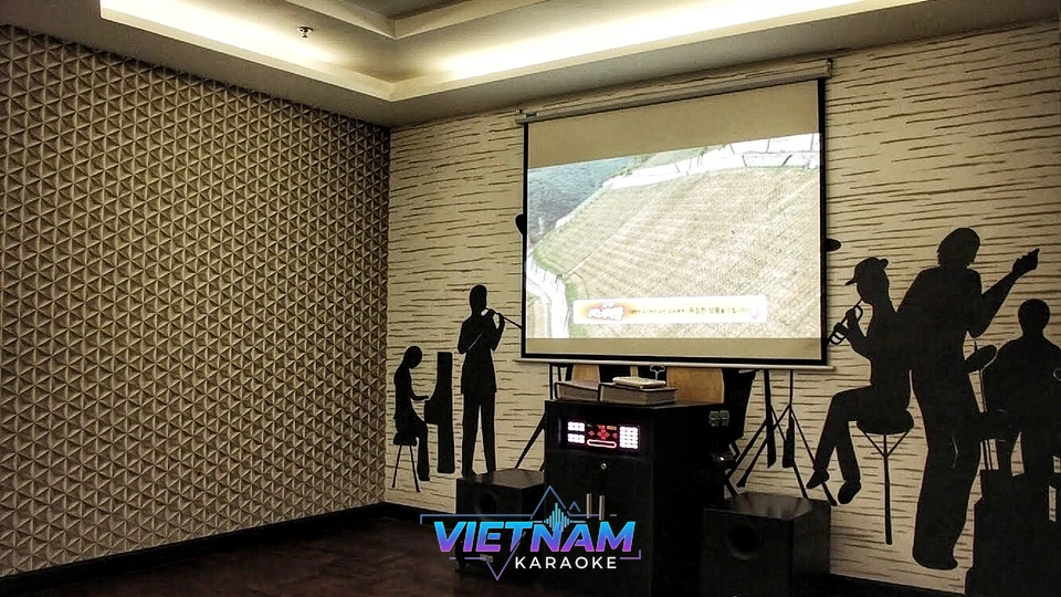 빔프로젝터와 벽면 장식이 있는 방