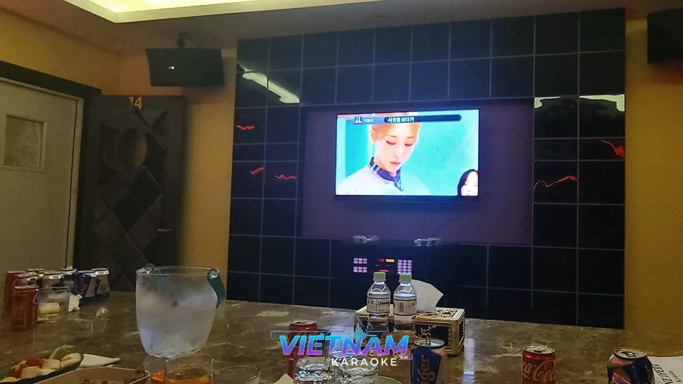 모니터와 음료가 있는 가라오케 룸