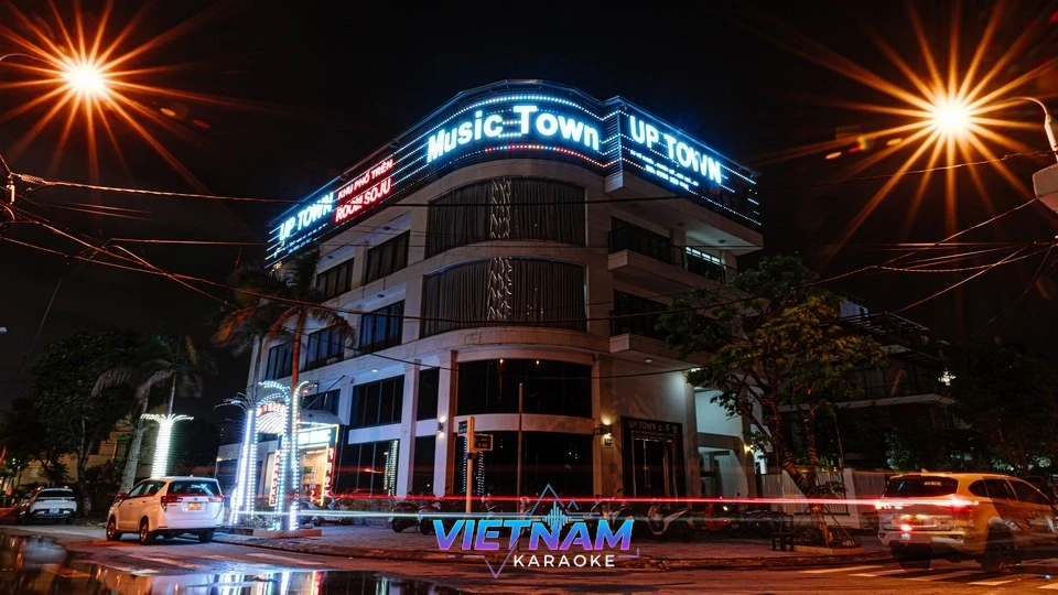 밤에 본 업타운 가라오케 건물 외관