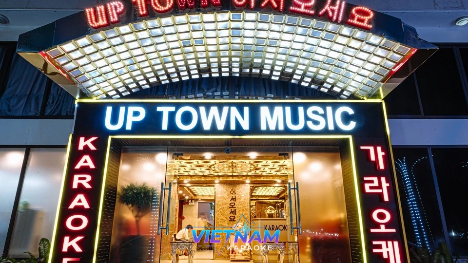 화려한 조명의 업타운 가라오케 입구