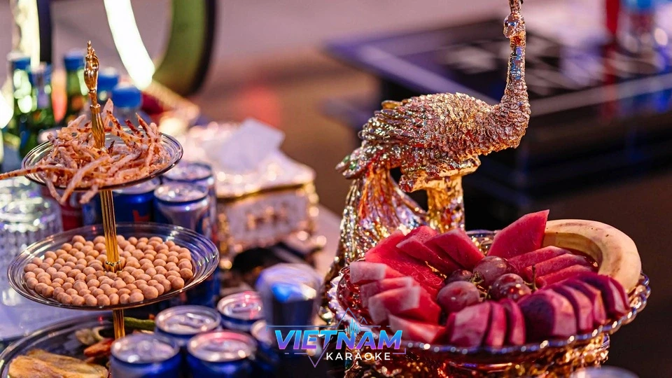 황금 공작 장식과 마른안주 및 과일 접시