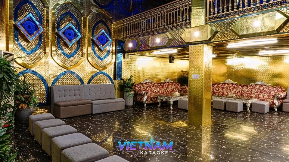 황금빛 인테리어의 가라오케 대기 공간