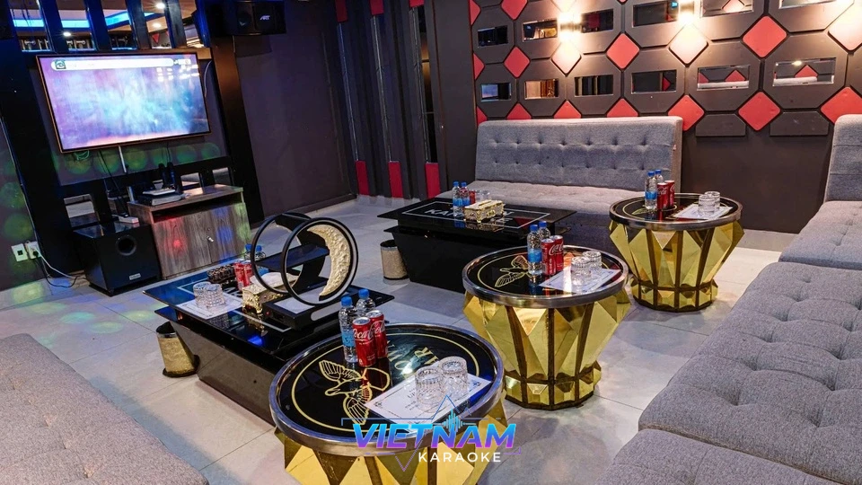 대형 모니터가 있는 가라오케 룸 내부