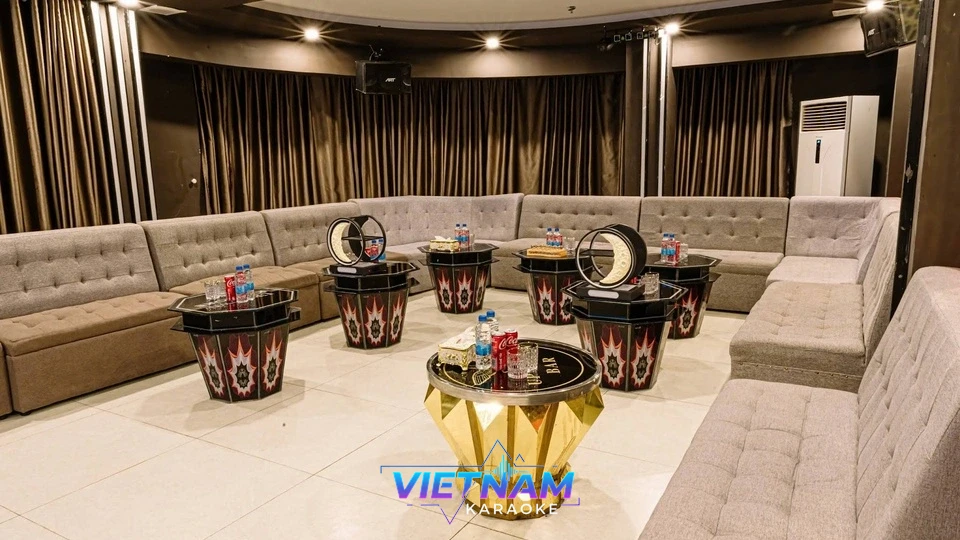단체 손님을 위한 넓은 가라오케 룸