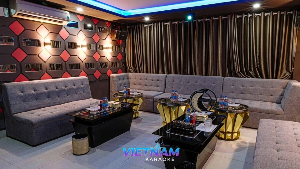 편안한 소파가 있는 고급스러운 룸