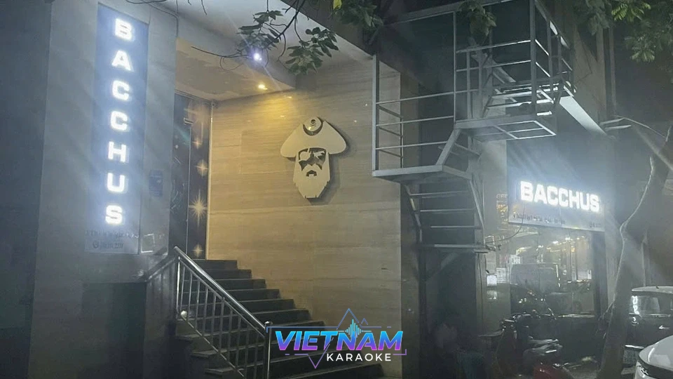 밤에 조명이 켜진 바카스 가라오케 입구