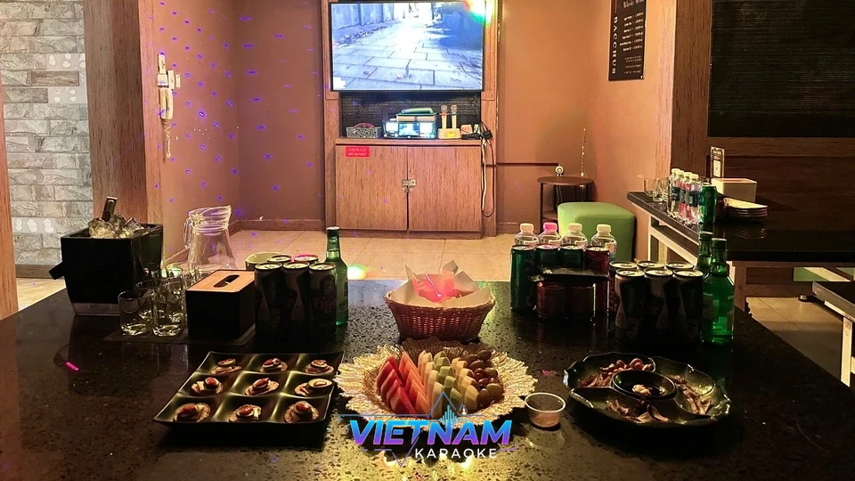 과일 안주가 차려진 가라오케 룸 내부