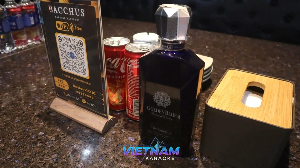 위스키와 음료가 있는 가라오케 테이블