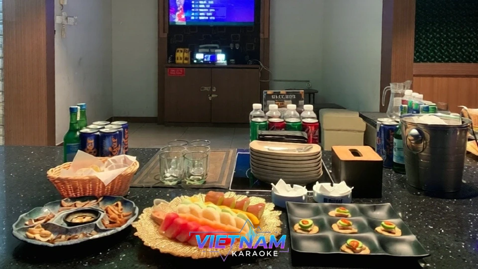 다양한 술과 안주가 있는 가라오케 상차림