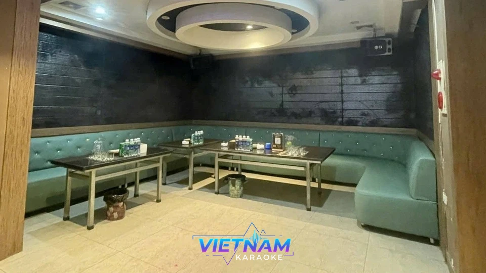 넓은 소파가 있는 쾌적한 가라오케 룸
