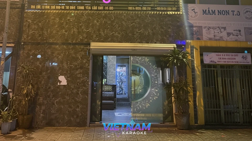 대리석 마감의 업소 입구