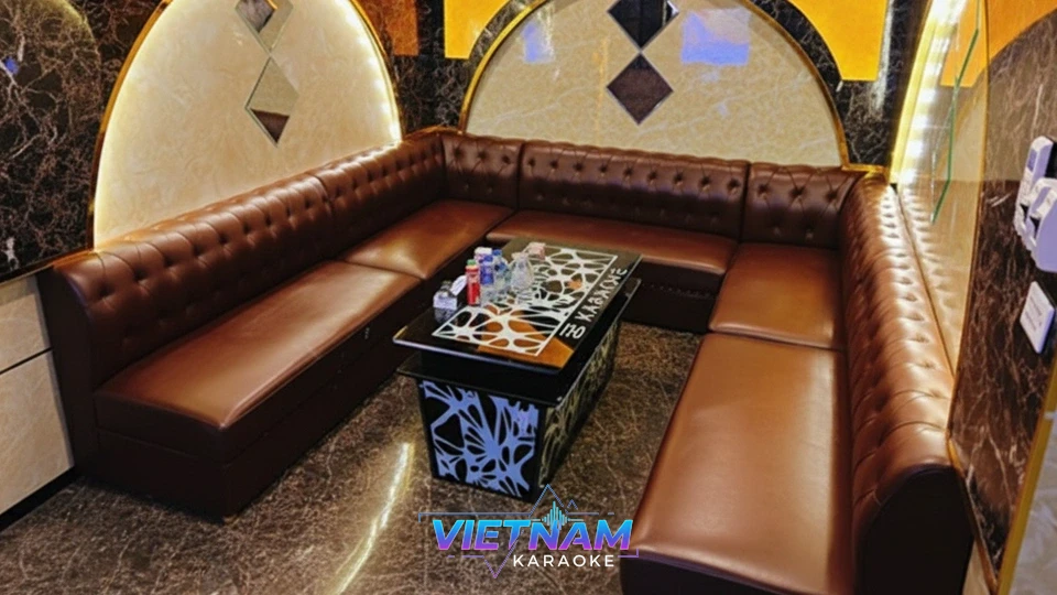 갈색 소파와 테이블이 있는 룸