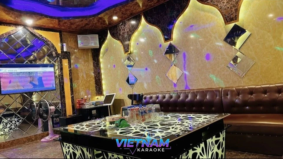 화려한 장식의 가라오케 내부