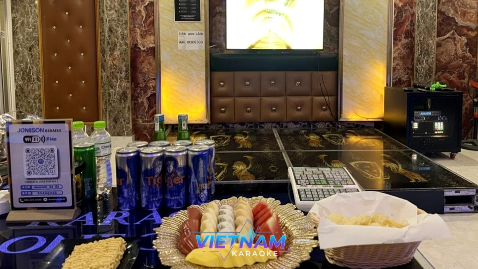 과일 안주와 맥주가 세팅된 가라오케 테이블