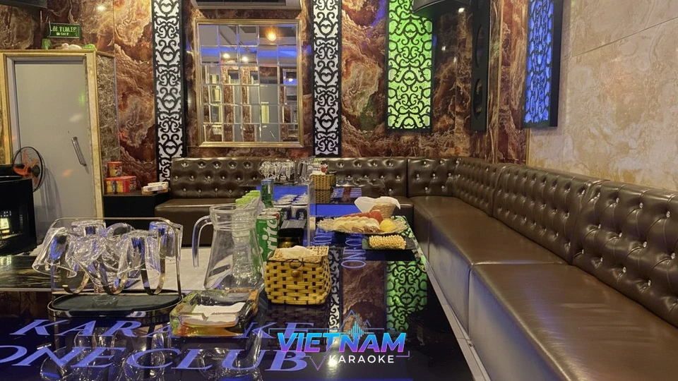 고급스러운 대리석 벽과 소파가 있는 룸