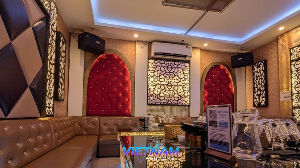 붉은색 아치 장식이 돋보이는 실내 인테리어