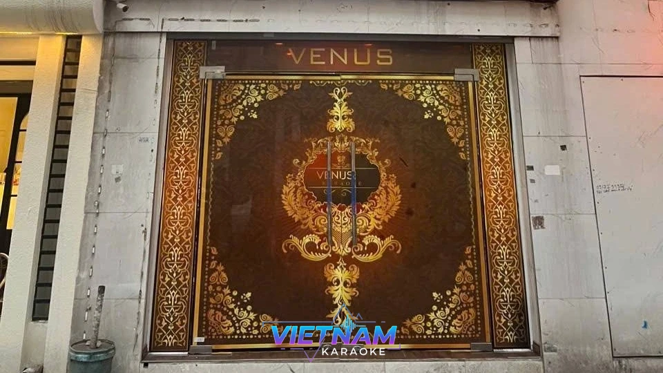 화려한 금색 무늬의 가라오케 입구 문