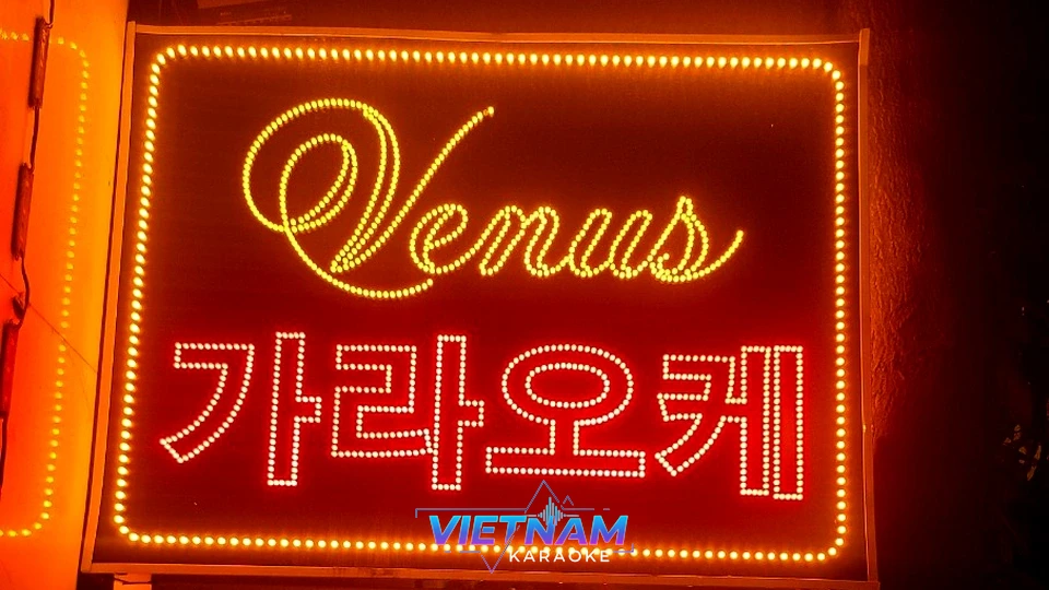 붉은색 조명의 비너스 가라오케 간판